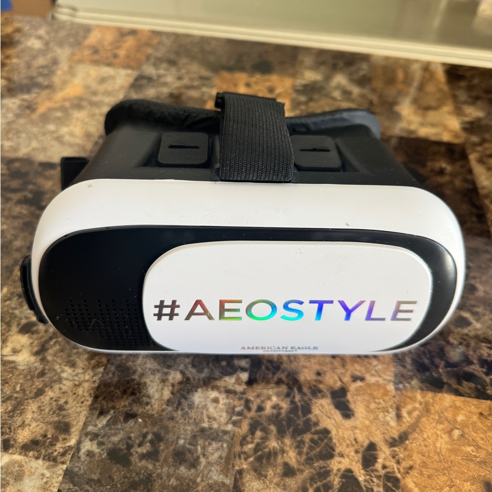 American Eagle #AEOSTYLE Mobile Phone Virtual Reality VR Headset b&w
